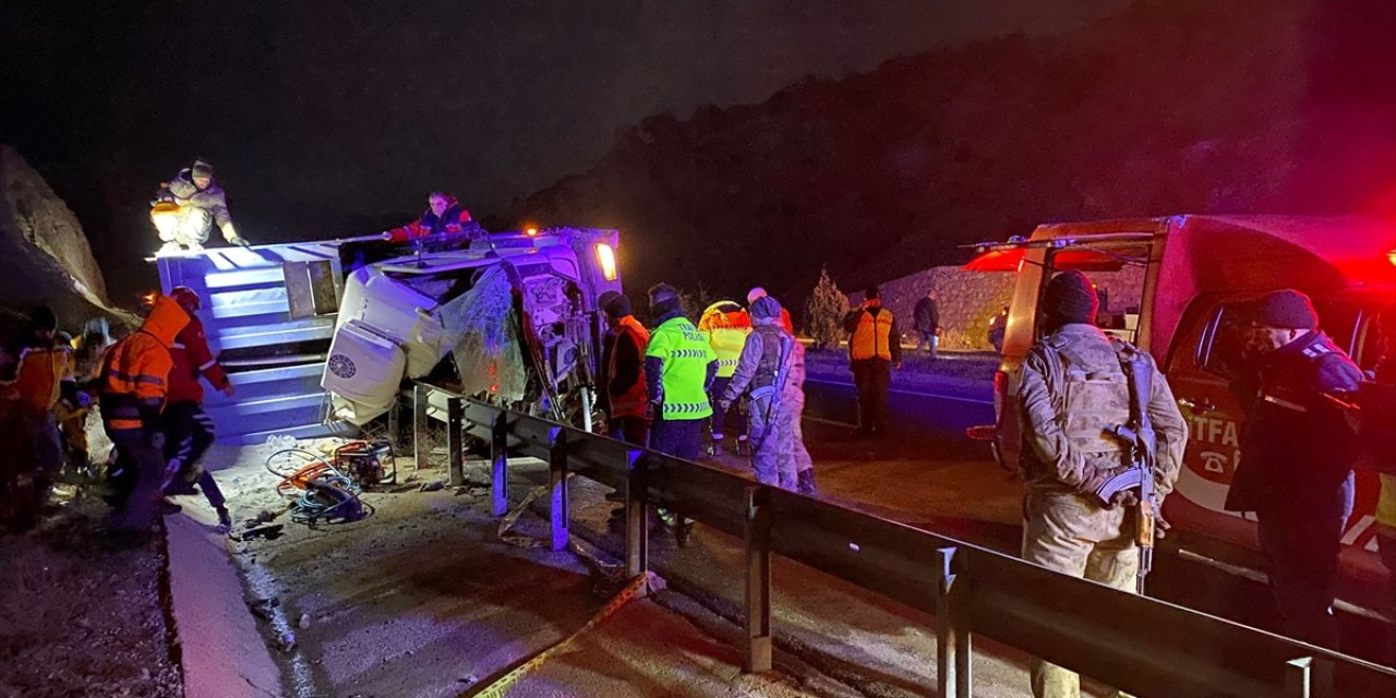 Malatya'da kamyonun devrildiği kazada 2 kişi öldü, 1 kişi yaralandı