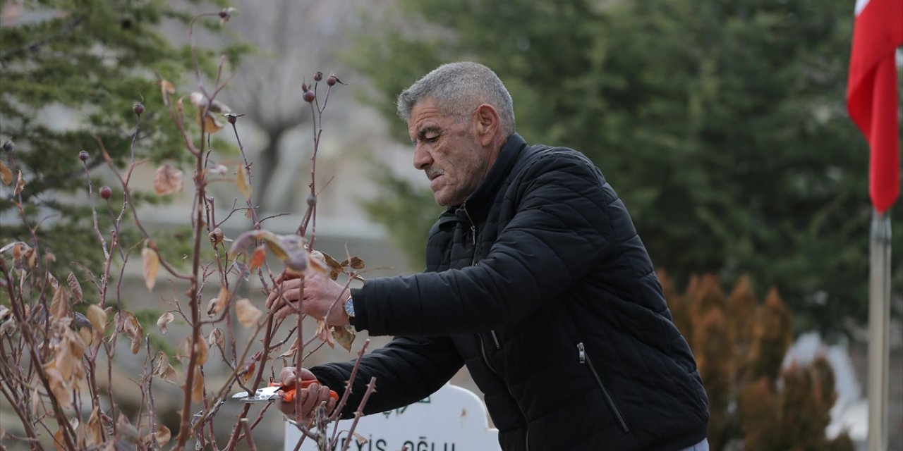 Aynı ismi taşıdığı mezarlığın bakımını 20 yıldır gönüllü olarak yapıyor