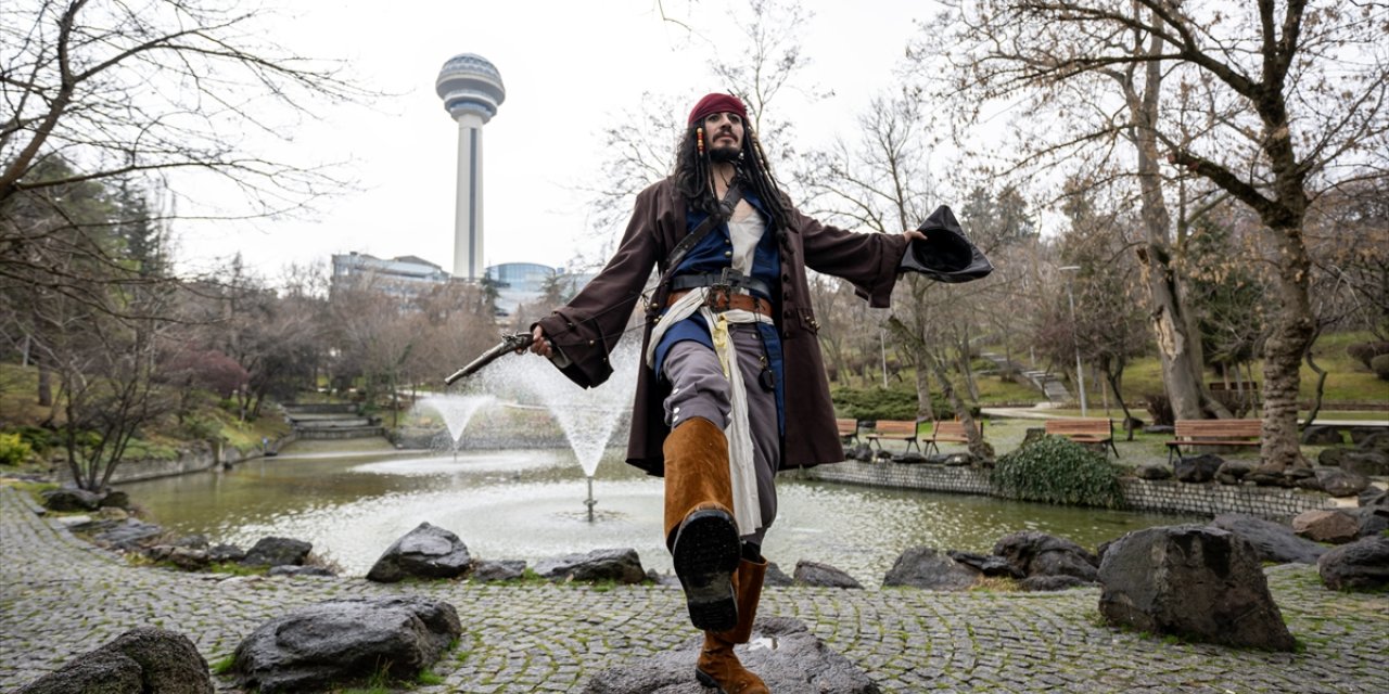 Yerli "Jack Sparrow" Ankara sokaklarında