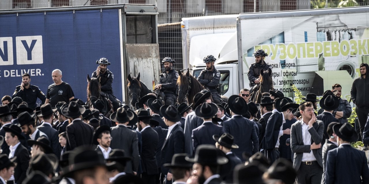 Tel Aviv'de zorunlu askerliği protesto eden Ultra Ortodoks Yahudilere polis müdahale etti