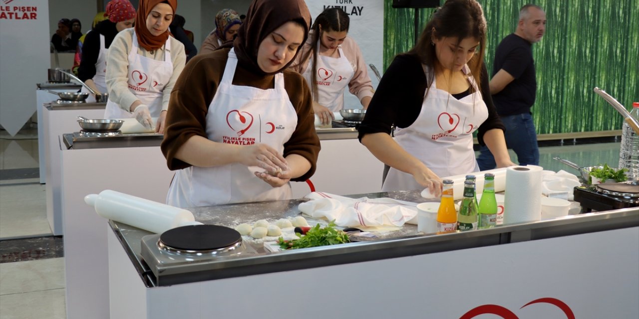 Türk Kızılay Hatay'daki depremzede kadınlar için aşçılık atölyesi düzenledi