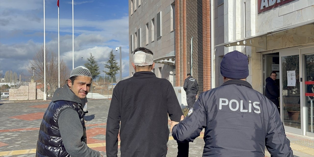 Isparta'da 4 kişinin yaralandığı bıçaklı kavgaya ilişkin 2 zanlı tutuklandı