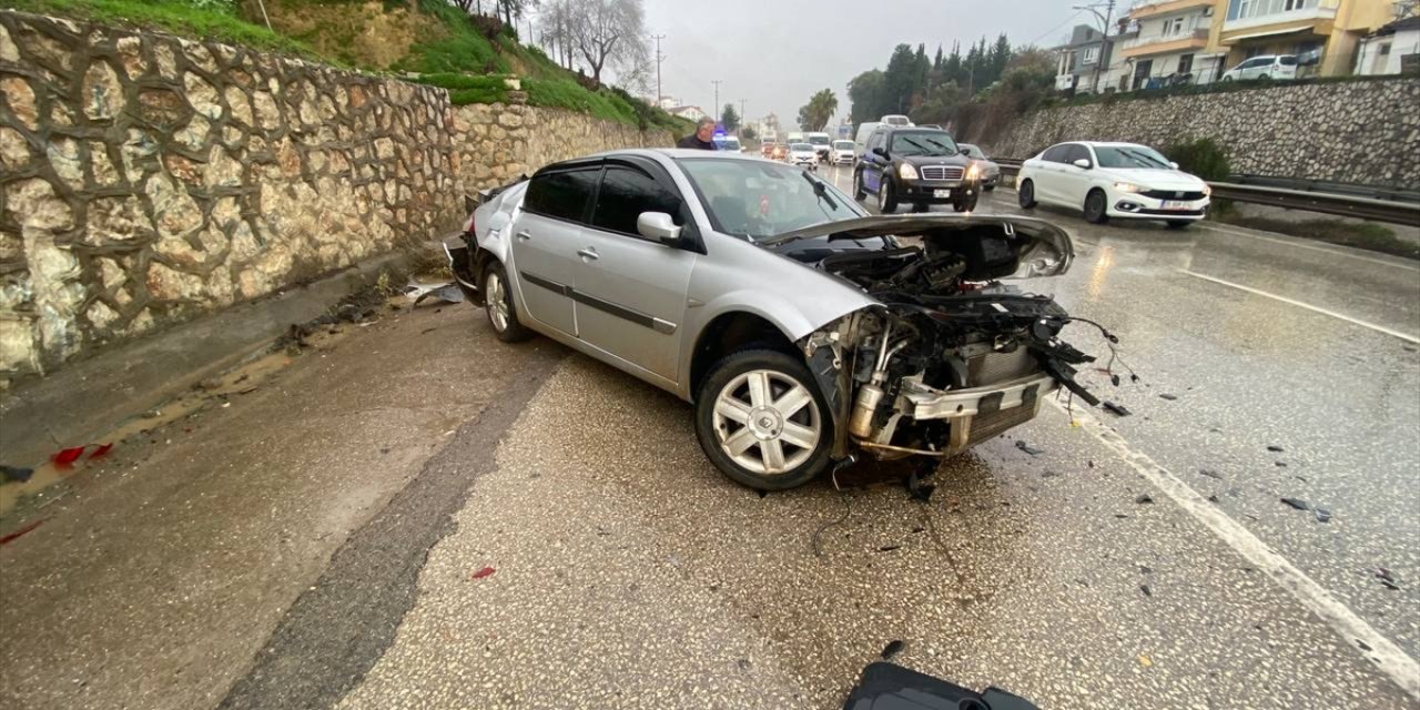 Antalya'daki trafik kazasında 2 kişi yaralandı