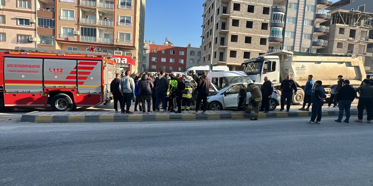 Hatay'da freni arızalanan kamyonun 5 araca çarptığı kazada 3 kişi yaralandı