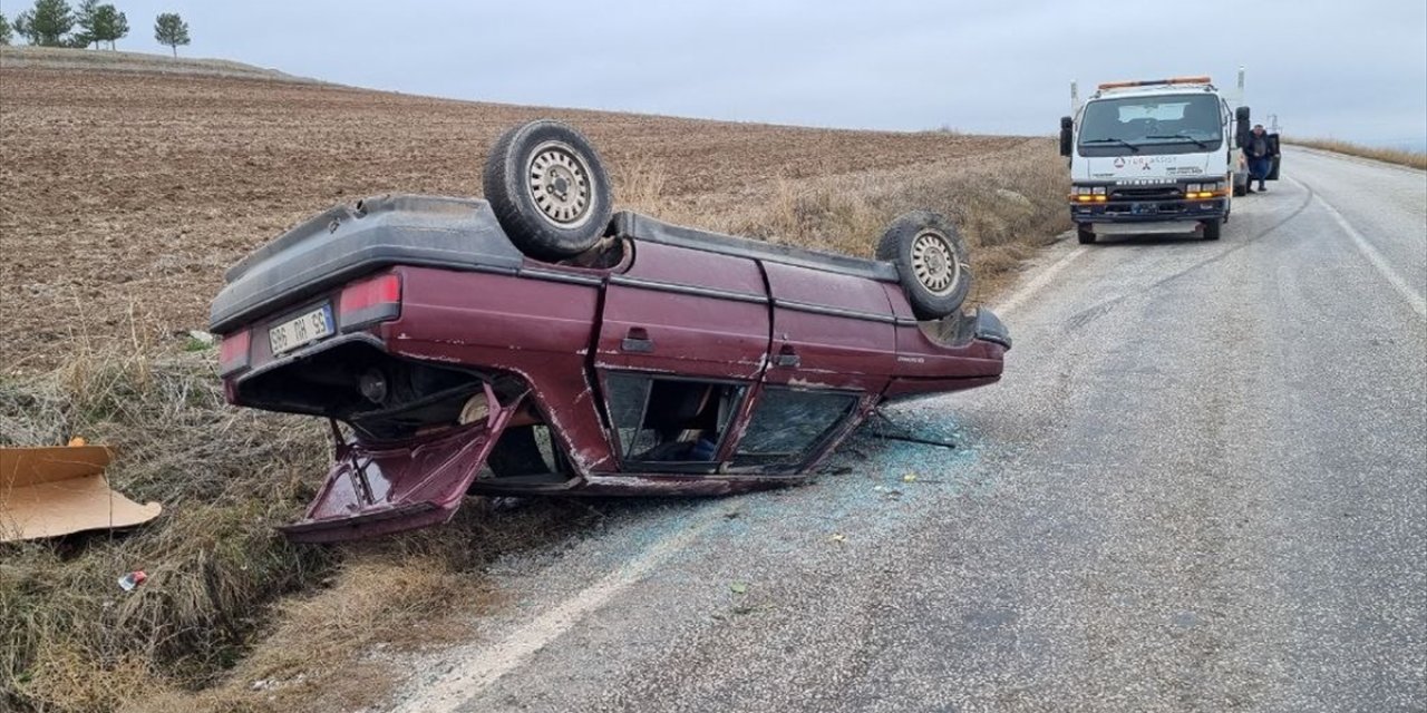 Çorum'da takla atan otomobildeki 2 kişi yaralandı