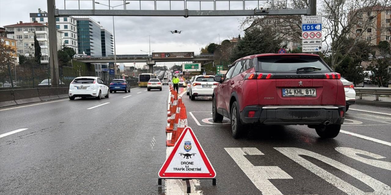 Kadıköy'de polis ekiplerinden dron destekli trafik denetimi