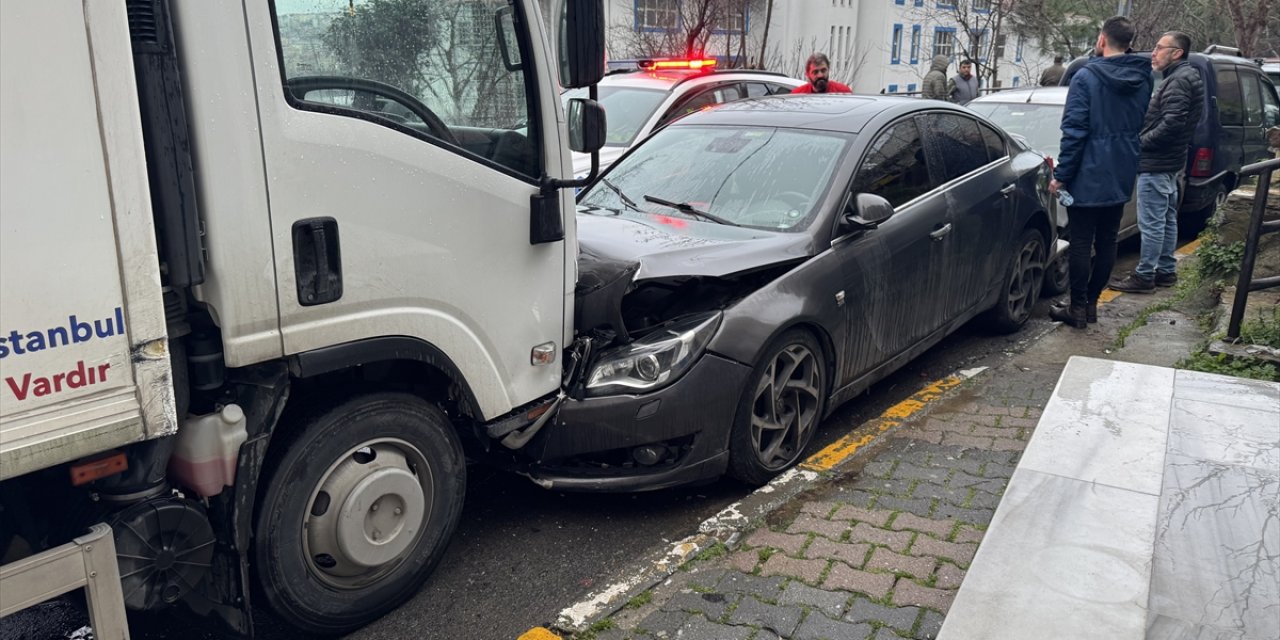 Beyoğlu'nda zincirleme kazaya neden olan kamyonetin sürücüsü kaçtı