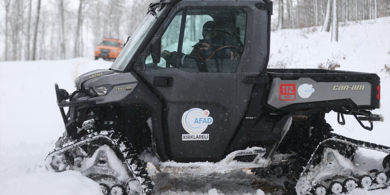 Kırklareli'nde AFAD ekipleri karlı yolları paletli araçlarla aşıyor