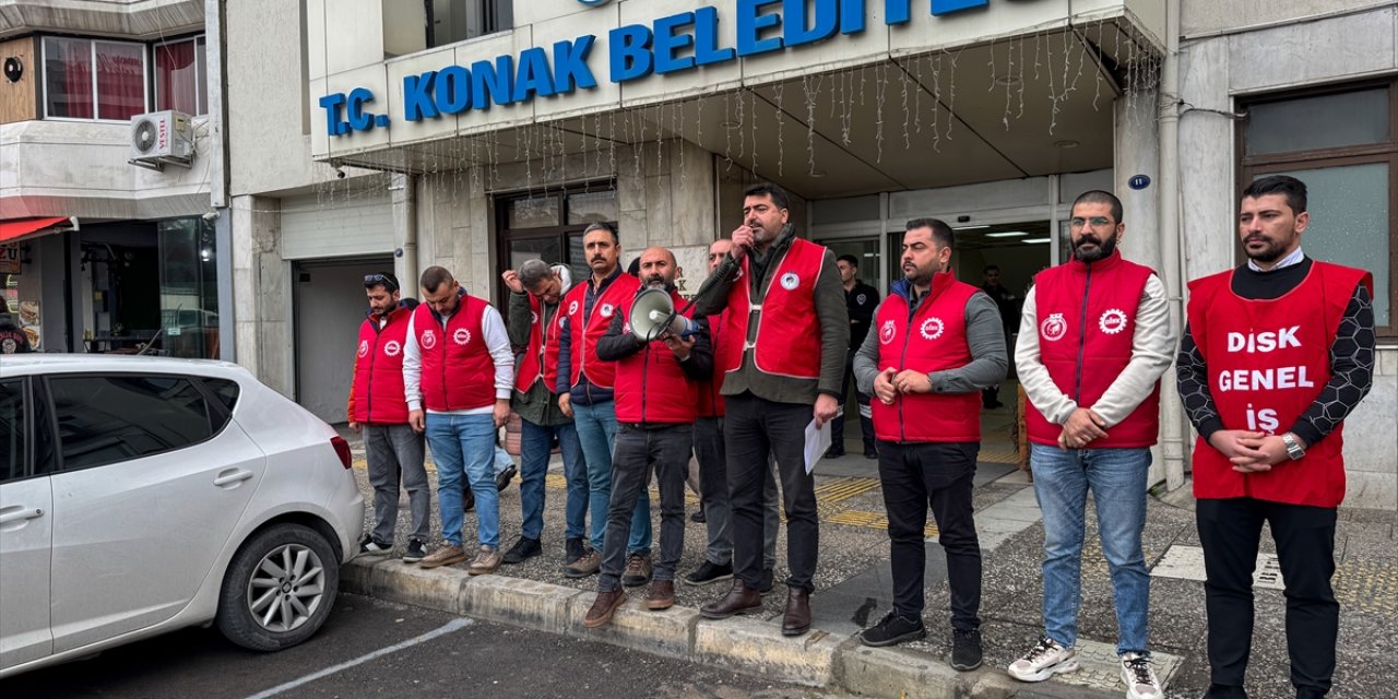 İzmir'de maaşları eksik yatan Konak Belediyesi çalışanları "uyarı eylemi" yaptı