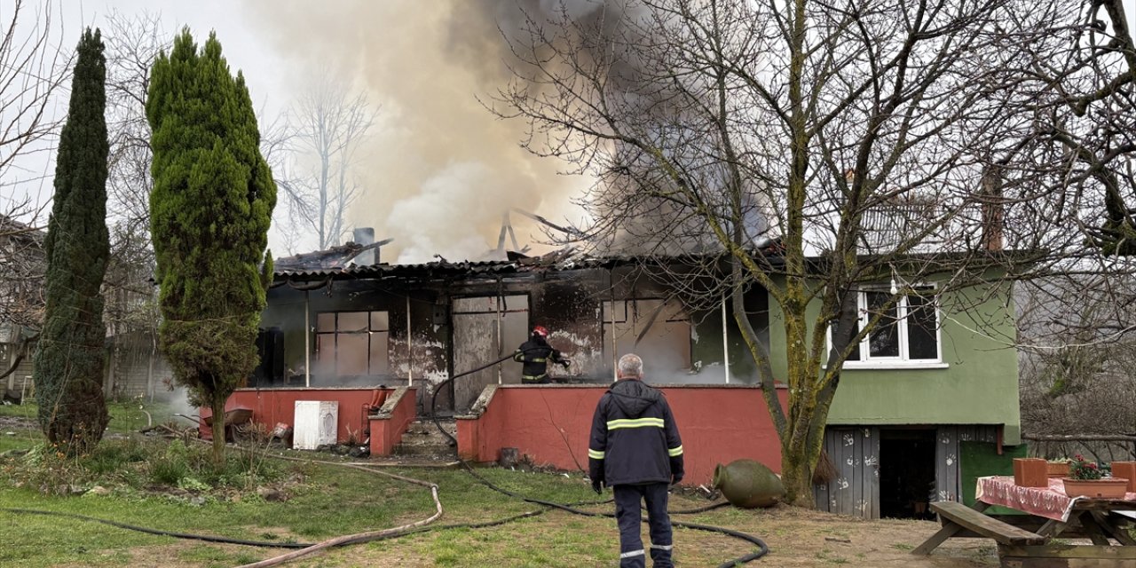 Sakarya'da tek katlı ev yangında kullanılamaz hale geldi