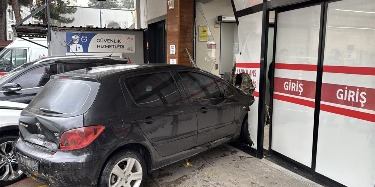 Samsun'da cipin çarptığı otomobil hastanenin acil servisine girdi