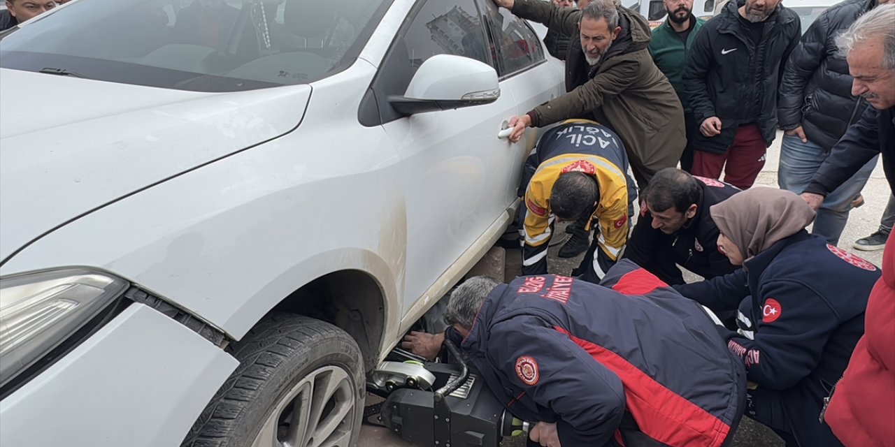 Elazığ'da otomobilin çarptığı motosikletteki kurye ağır yaralandı