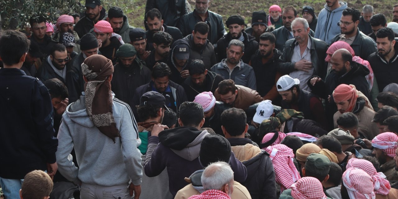 İsrail'in Suriye'de Kuneytra vilayetine saldırısında ölen köy muhtarı defnedildi