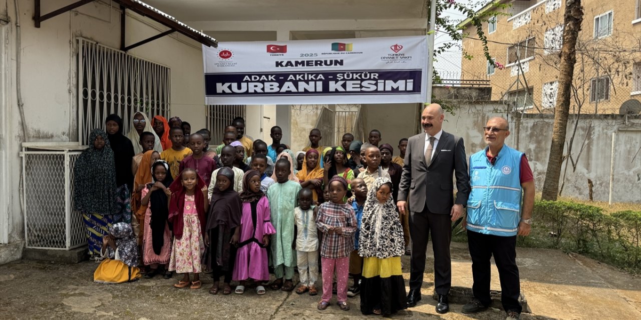 Kamerun’da Türkiye Diyanet Vakfı, "Yetim Himaye Bursu" programı düzenledi