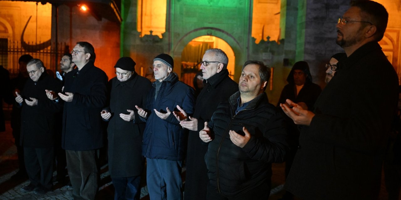 Edirne'de, Gazze'deki ateşkes dolayısıyla yatsı namazı sonrası dua edildi