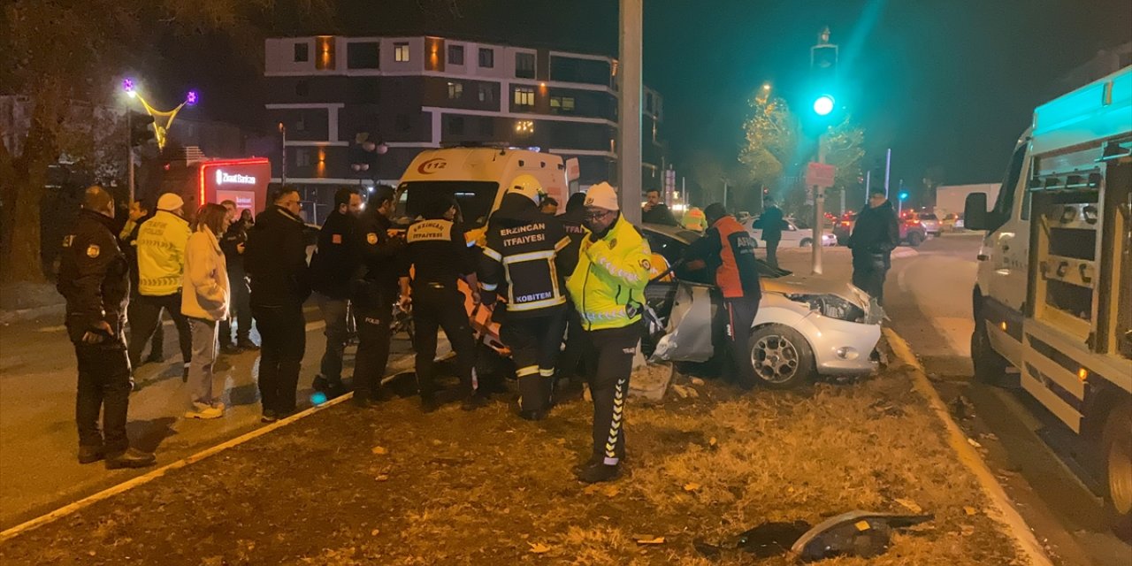 Erzincan’da kaza yapan araçta sıkışan sürücüyü itfaiye ekipleri kurtardı