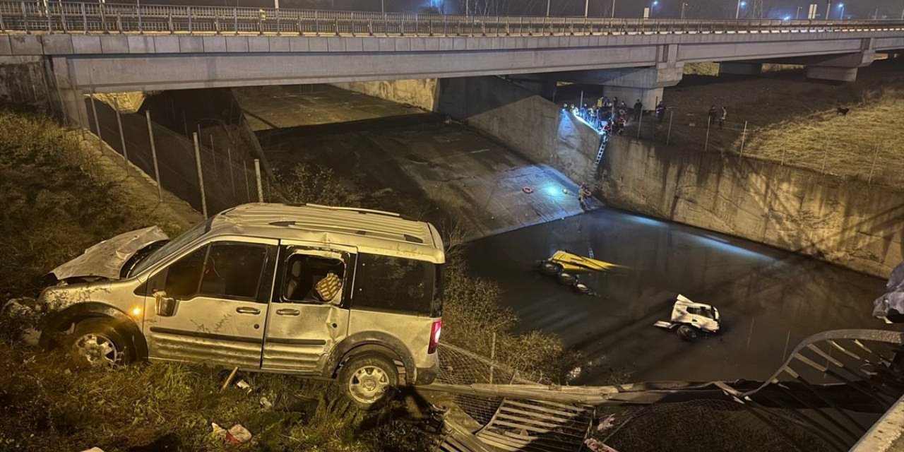 Sultangazi'de kazaya karışan kamyonun dereye düşmesi sonucu 3 kişi yaralandı