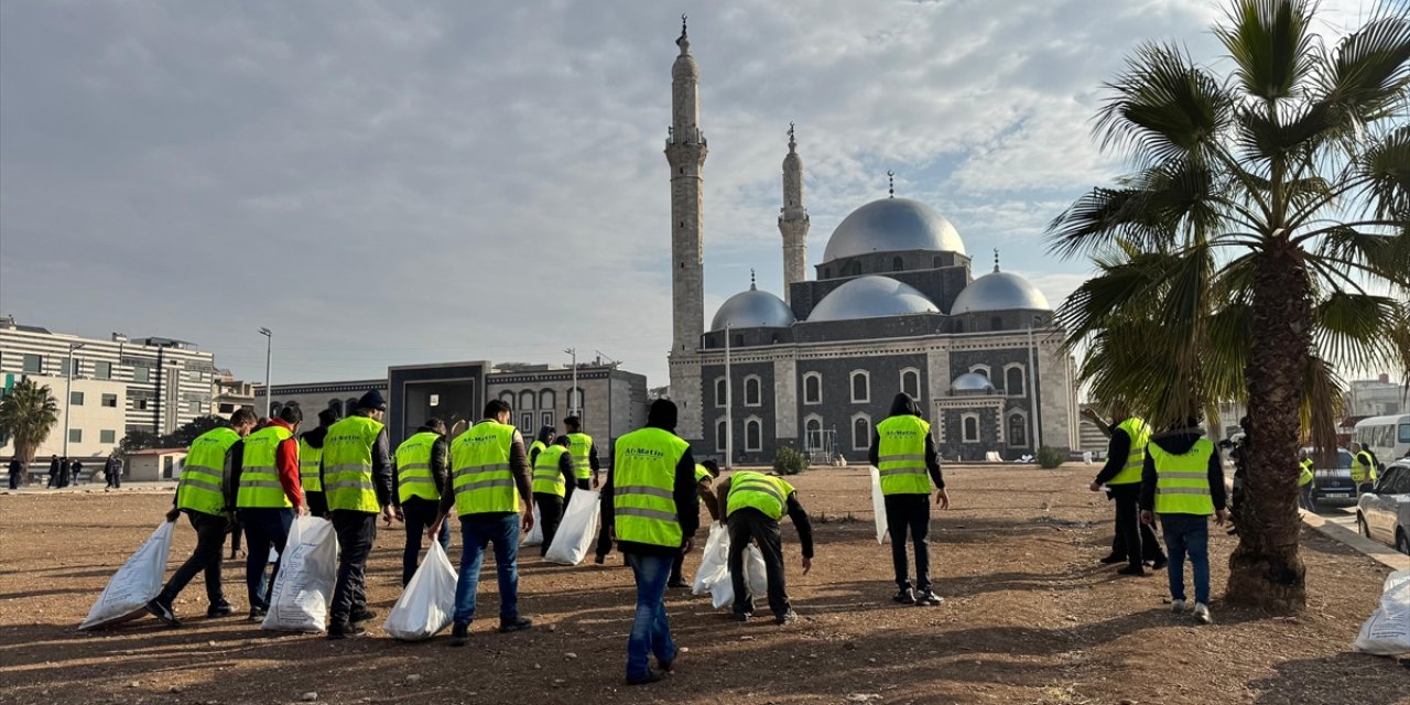 Humuslu gönüllüler, iç savaşta hasar alan Halid Bin Velid Camisi'ni temizledi