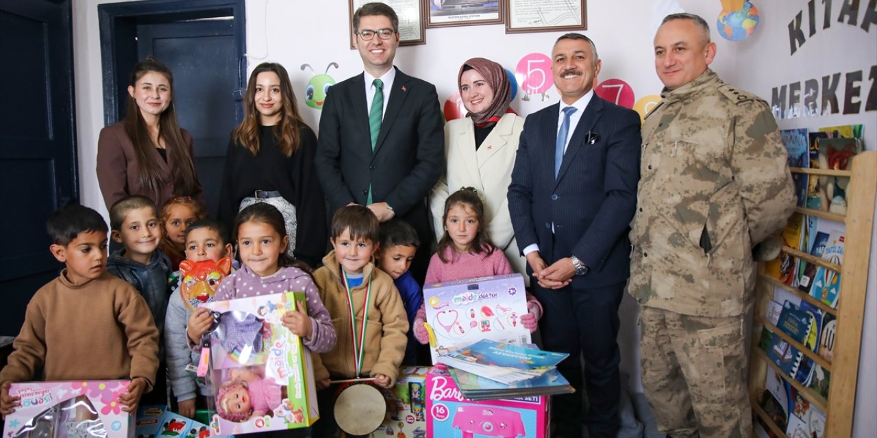 Ana sınıfı açılışıyla gündeme gelen öğrenciler, birçok ilden gönderilen karne hediyeleriyle sevindi