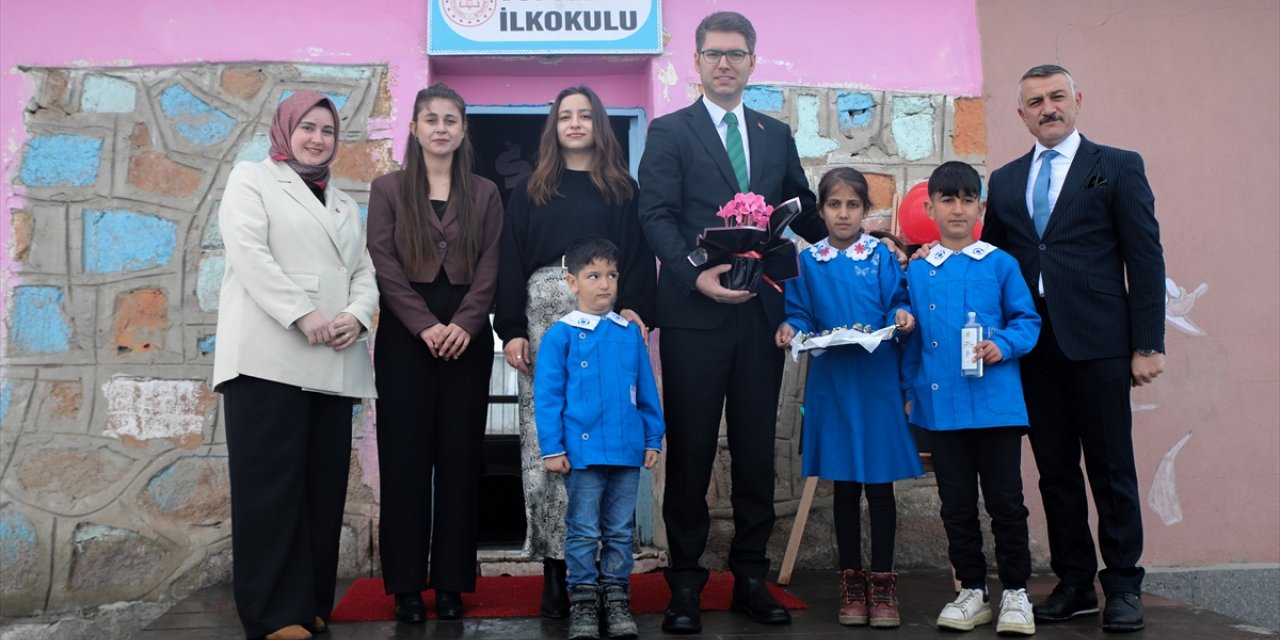 Van'da öğrenciler tadilatına destek verip açtıkları ana sınıfında pasta keserek karnelerini aldı