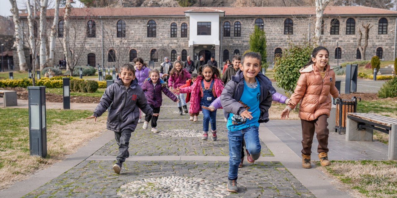 Hicran öğretmen çektiği videoyla kırsaldaki öğrencilerinin hayallerini gerçekleştirdi