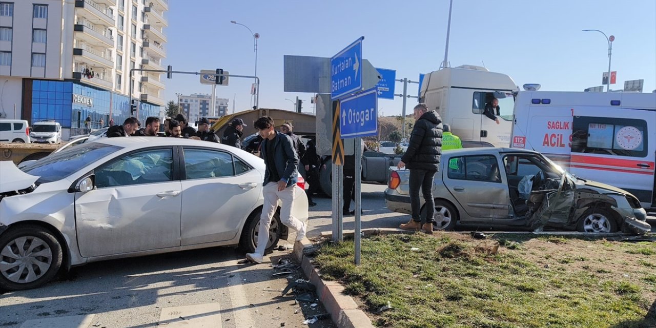 Siirt'te iki otomobilin çarpışması sonucu 4 kişi yaralandı