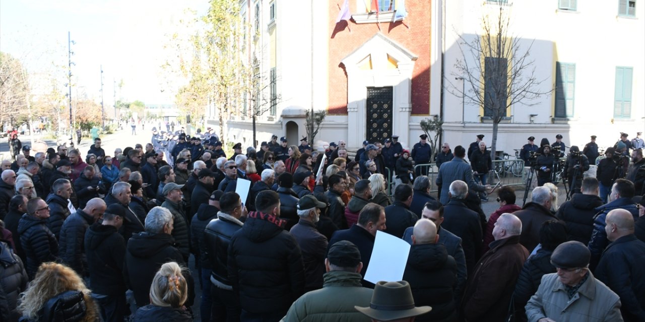 Arnavutluk'ta Tiran Belediye Başkanı Veliaj'ın istifasının istendiği gösteriler sürüyor