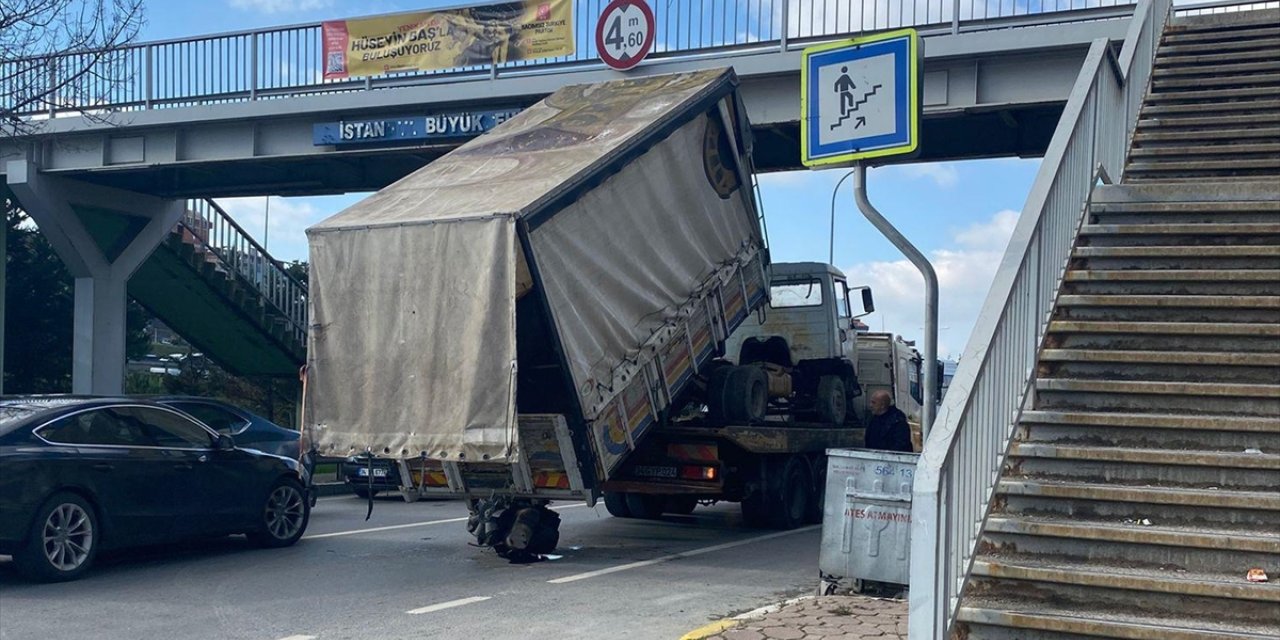 Sultanbeyli'de çekici üzerindeki kamyonun kasası üst geçide çarptı