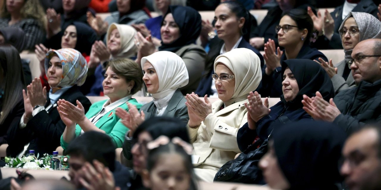 Emine Erdoğan, devlet himayesindeki çocukların sahnelediği "Altın Çağ" oyununu izledi: