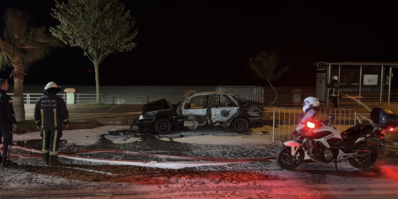 Alanya'da seyir halindeyken alev alan otomobil yandı