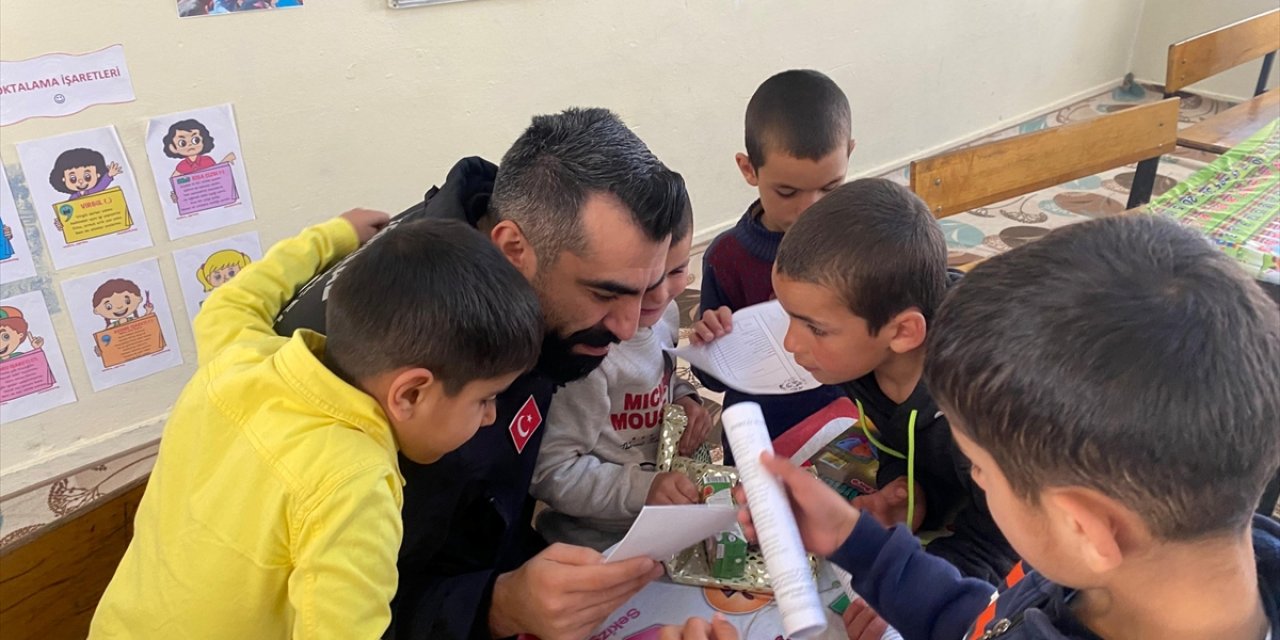 Erzurum'da karne heyecanı yaşayan öğrenciler, polis hediyeleriyle sevindi