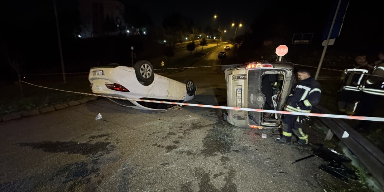 Kocaeli'de hafif ticari araç ile otomobilin çarpıştığı kazada 4 kişi yaralandı