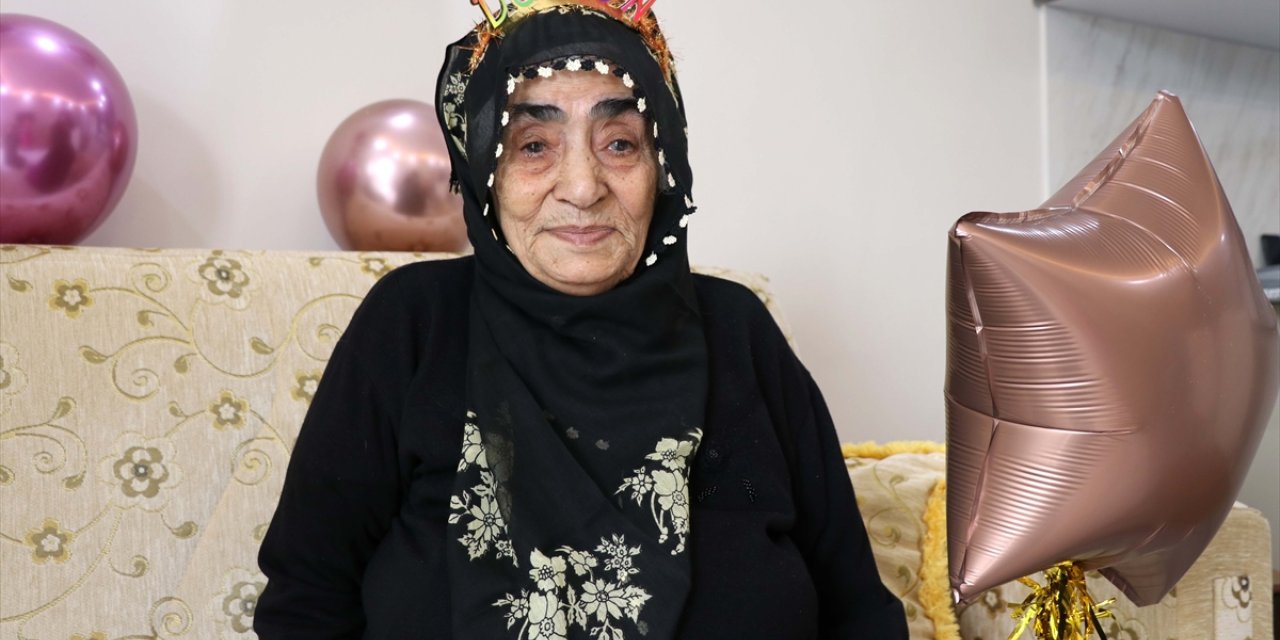 Elazığ'da 93 yaşına giren Sakine nine, ilk doğum günü kutlamasını gençlerle yaptı