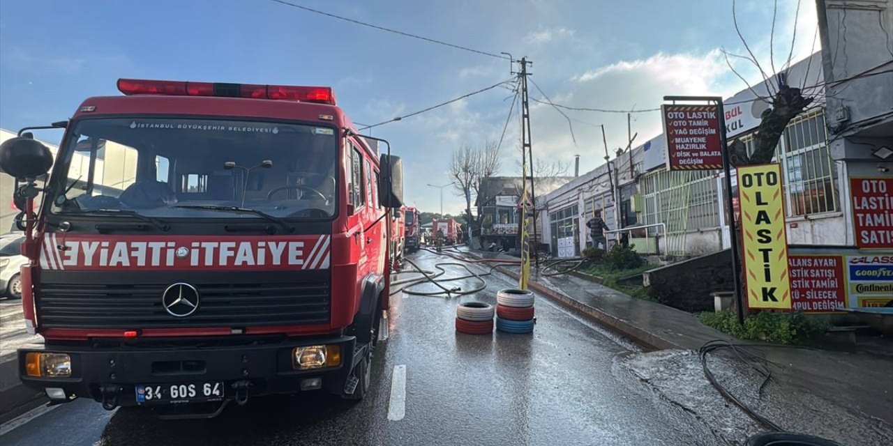 Ümraniye'de 2 katlı binanın çatısında çıkan yangın söndürüldü