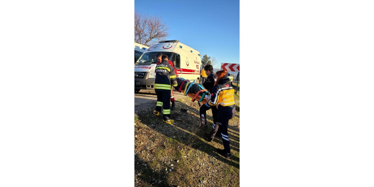 Muğla'da minibüsle otomobilin çarpıştığı kazada 3 kişi yaralandı