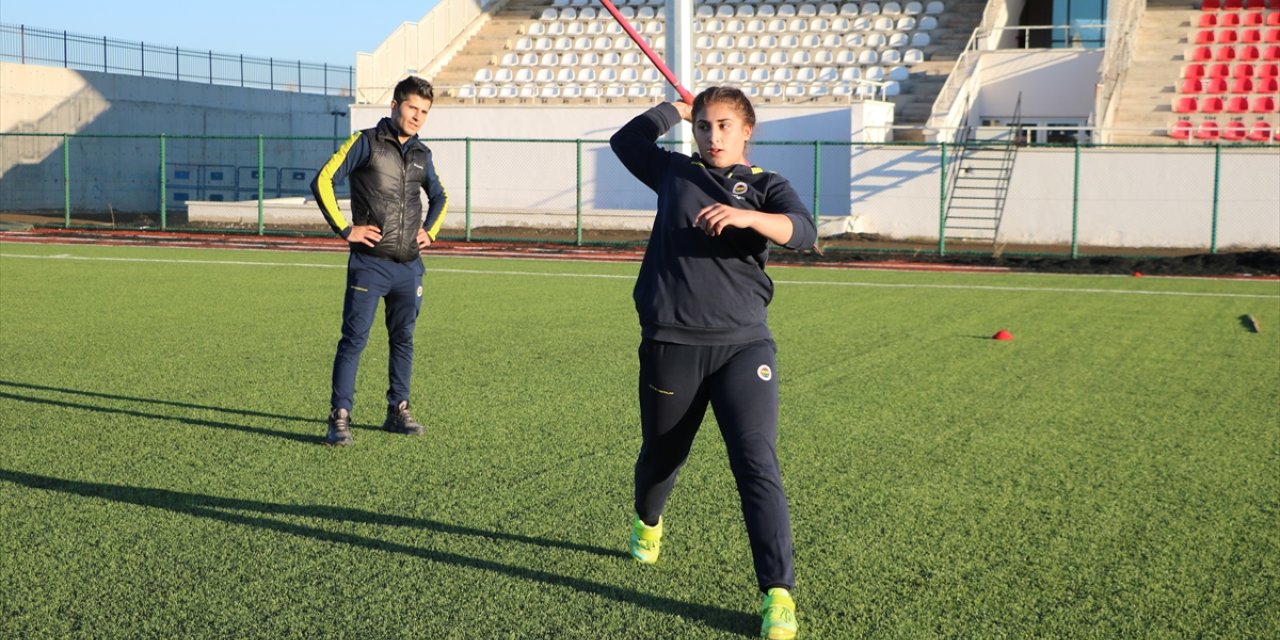 Atletizmde geleceğin şampiyon sporcularını yetiştirmek için ter döküyor