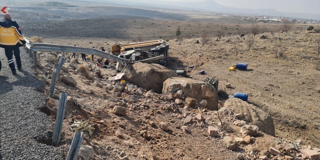 Niğde'de devrilen kamyondaki 1 kişi öldü, 1 kişi yaralandı