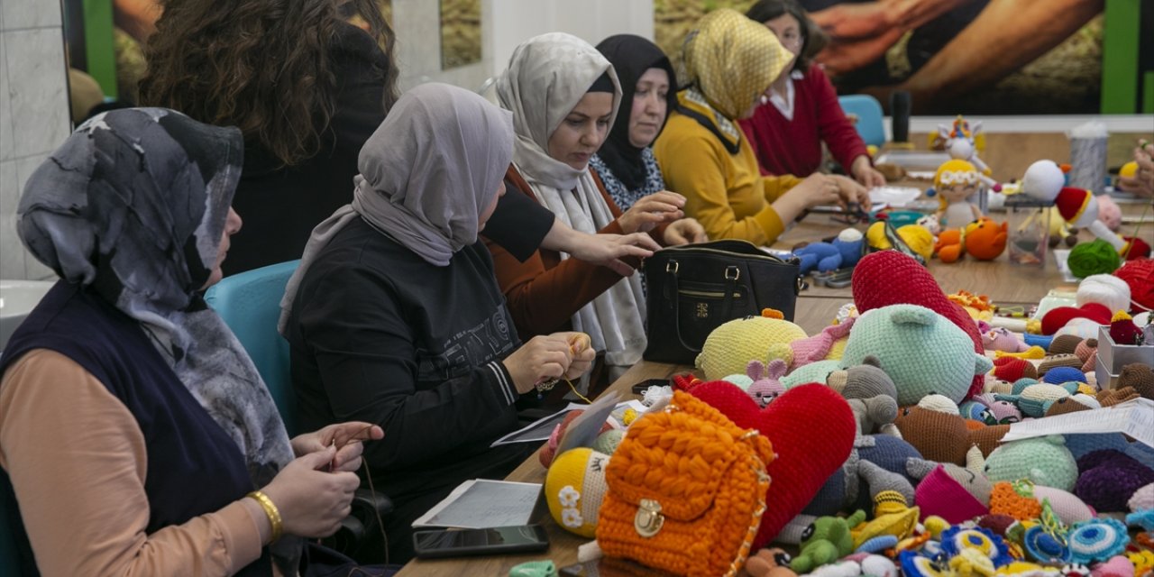 Bolu'da örgü oyuncak kursunda buluşan kadınlar, üreterek sosyalleşiyor