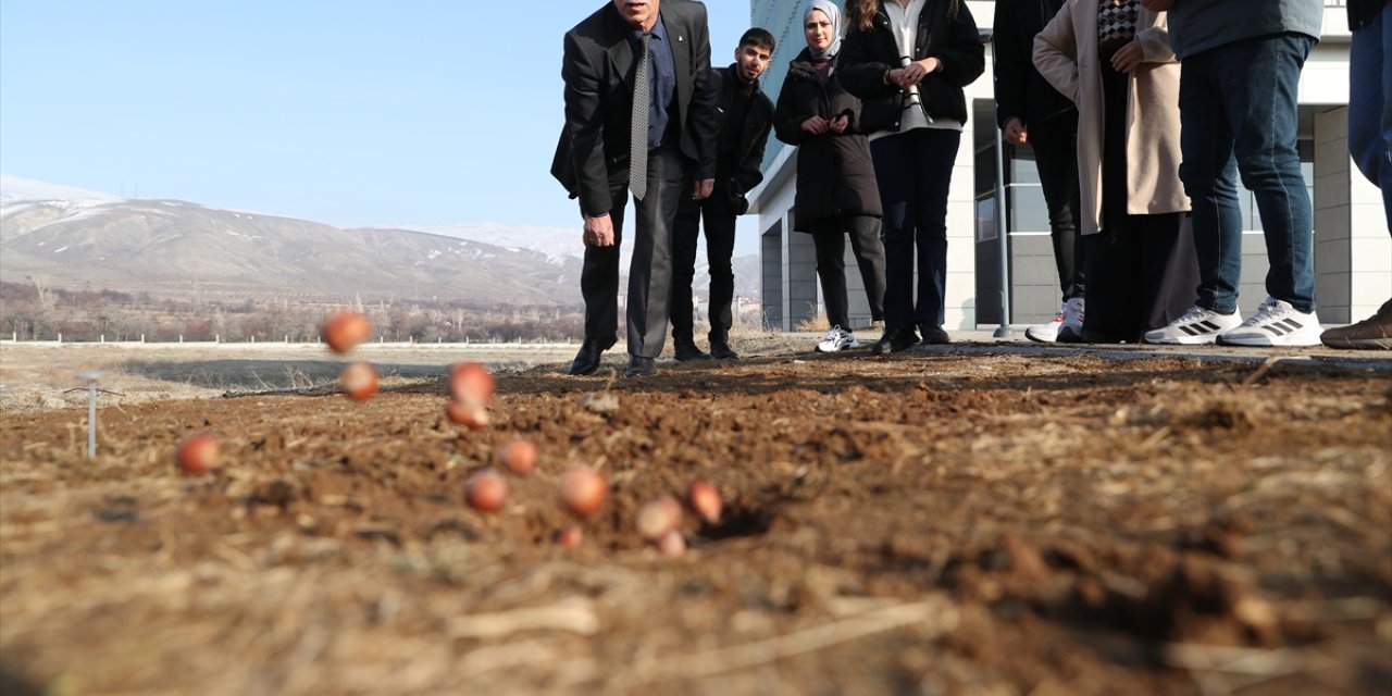 Erzincanlı akademisyen kitaplaştırdığı sokak oyunlarını yaşatmaya çalışıyor