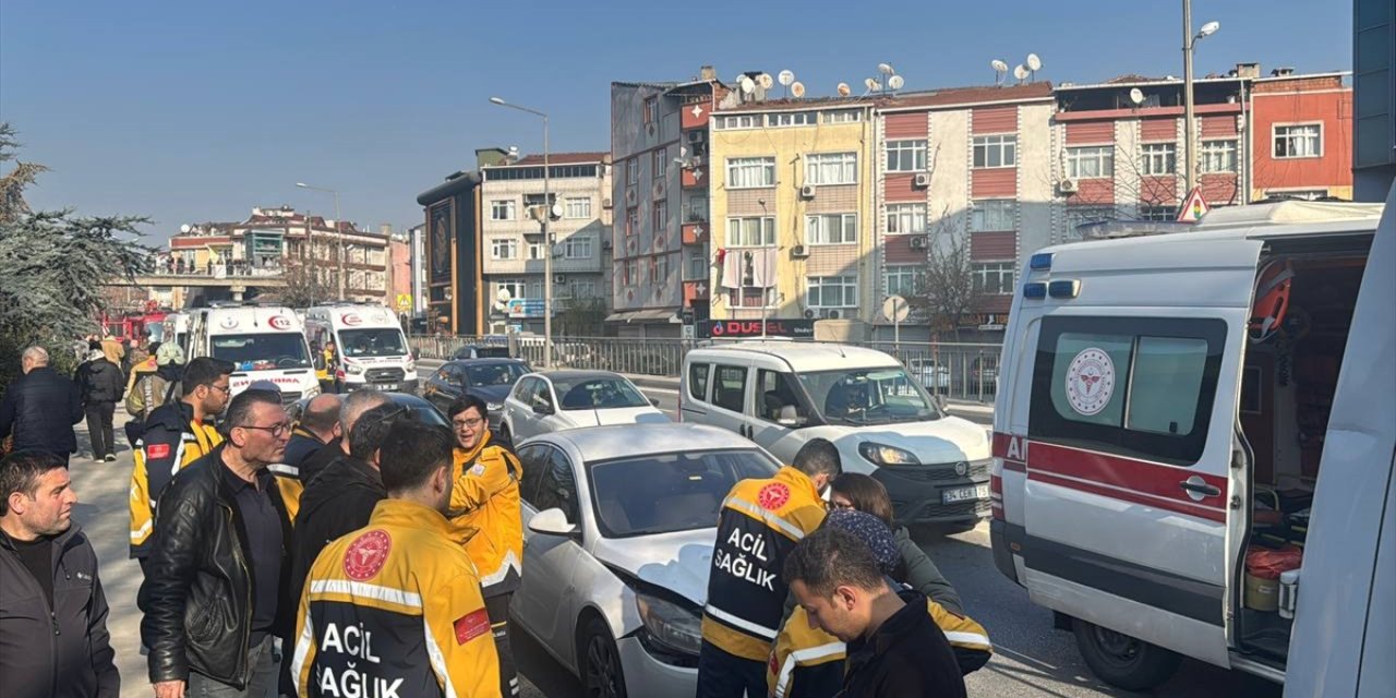 Esenler'de 2 aracın karıştığı trafik kazasında 6 kişi yaralandı