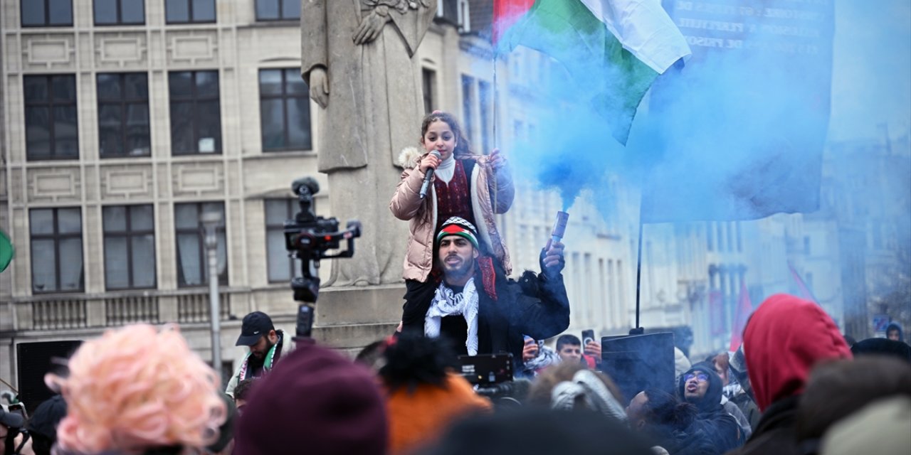 Brüksel'de toplanan yüzlerce kişi, göreve başlamasının arifesinde Trump'ı protesto etti