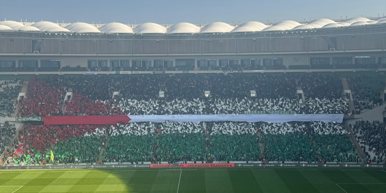 Bursaspor taraftarlarından Filistin koreografisi