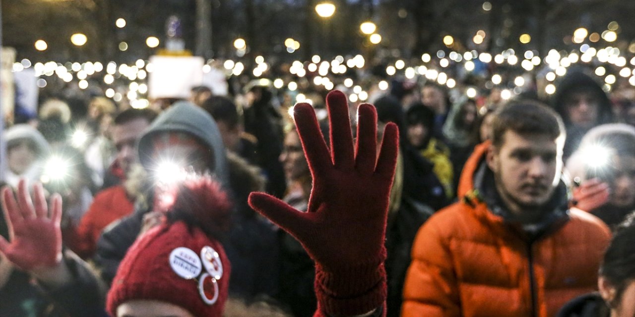 Sırbistan'da greve gidecek öğretmenleri destekleyen öğrencilerden protesto