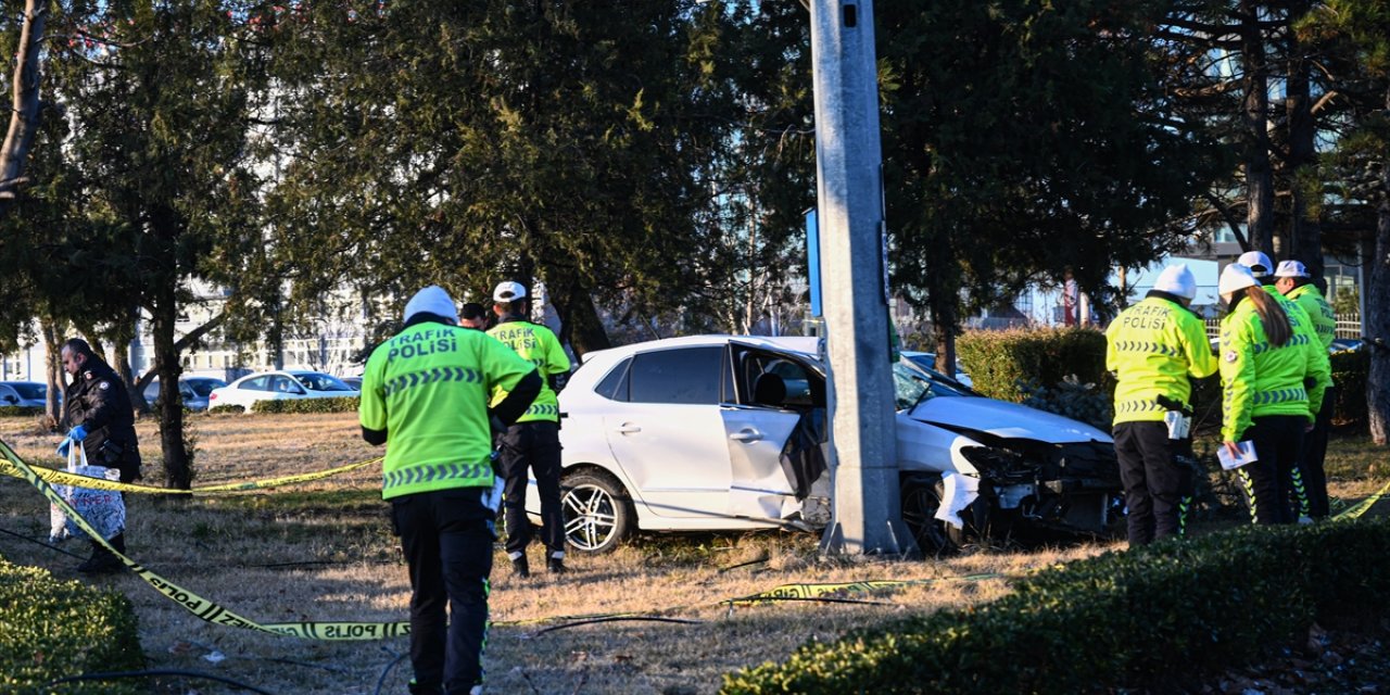 Başkentte virajı alamayarak direğe çarpan otomobilin sürücüsü öldü