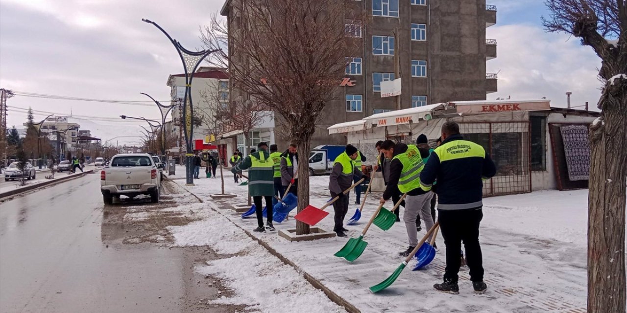 Van, Bitlis ve Muş'ta 293 yerleşim birimine ulaşım sağlanamıyor