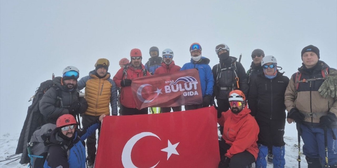 Sivas'ta dağcılar, zorlu hava koşullarında Gürlevik Dağı'na tırmandı