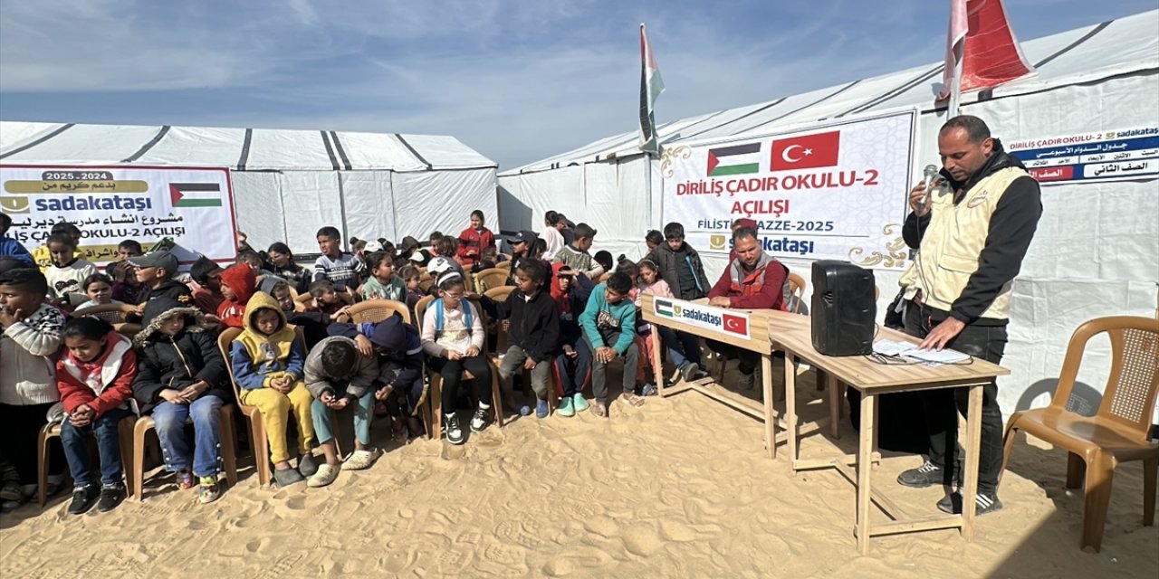 Sadakataşı Derneği Gazze'de ikinci Diriliş Çadır Okulu'nu açtı