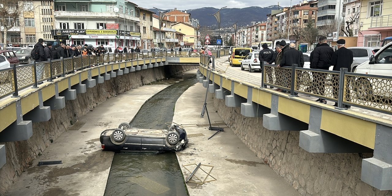 Tokat'ta dereye düşen otomobilin sürücüsü yaralandı