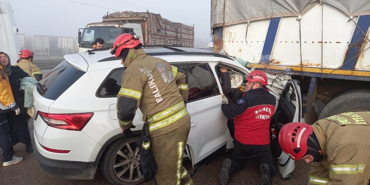 Balıkesir'de kamyona çarpan otomobildeki 5 kişi yaralandı