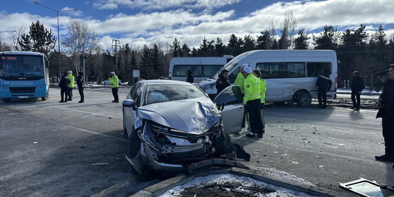 Erzurum'da minibüs ile otomobil çarpıştı, 6 kişi yaralandı